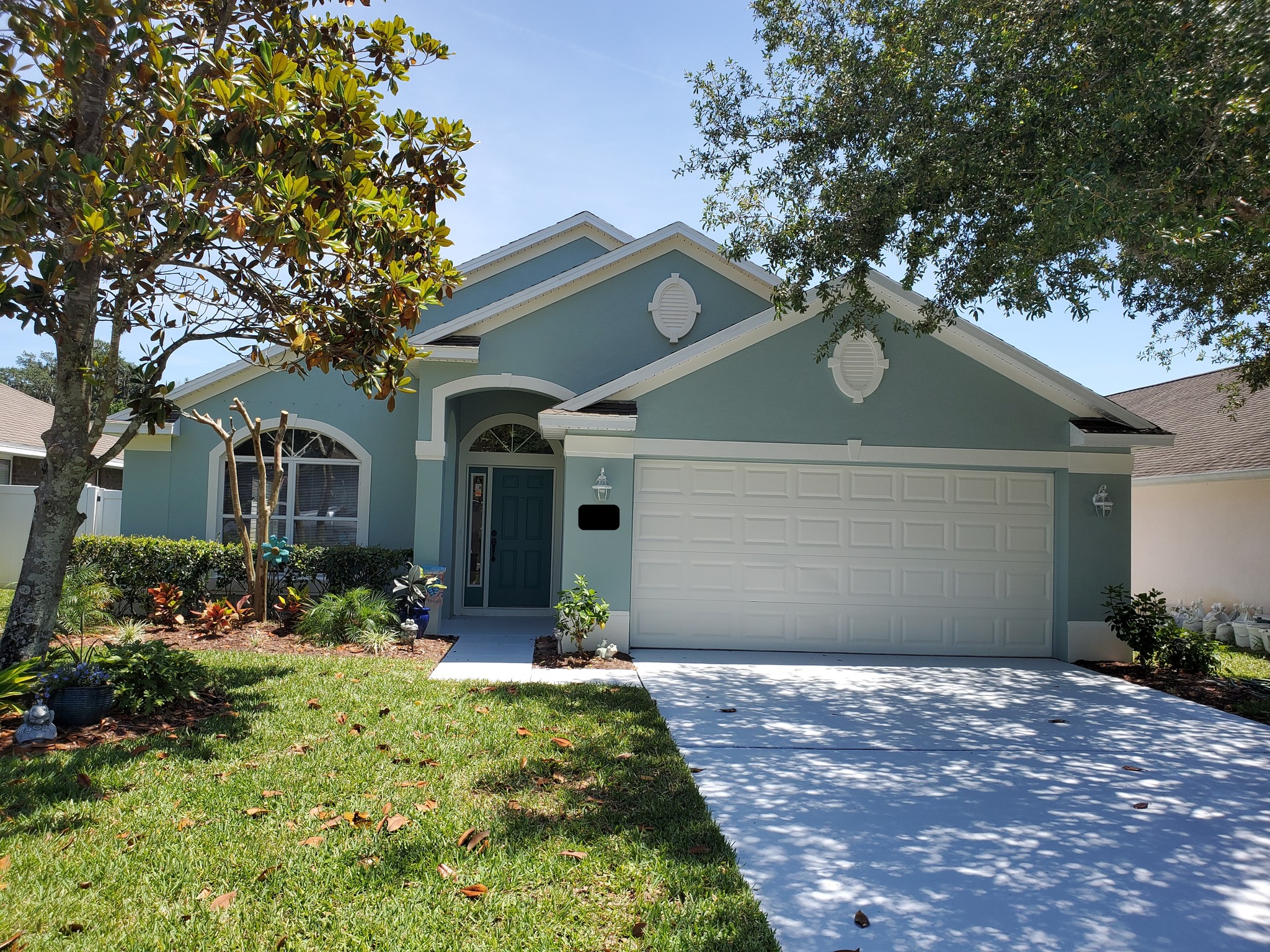 Old Town New Smyrna Beach exterior repaint after spray and back roll